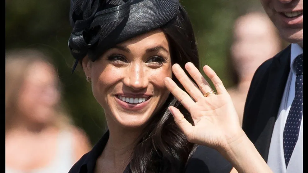 Ups! Meghan Markle ukázala, čo skrýva pod oblečením