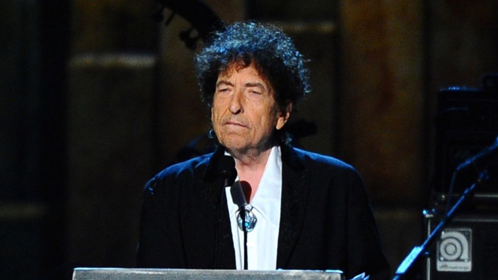 Bob Dylan si po mesiacoch prevzal Nobelovu cenu