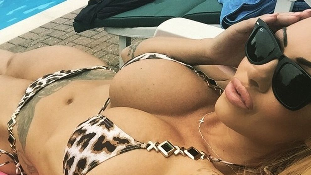 Veľké prsia a malé plavky. Modelka sa vytŕča pri bazéne