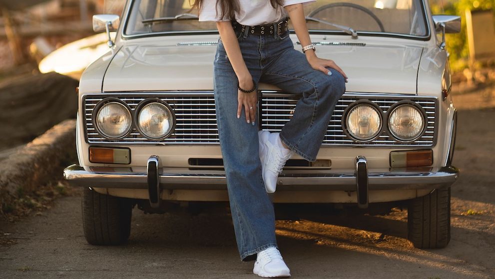 Tenisky v každodenných outfitoch - ako vyberať nadčasové a pohodlné modely