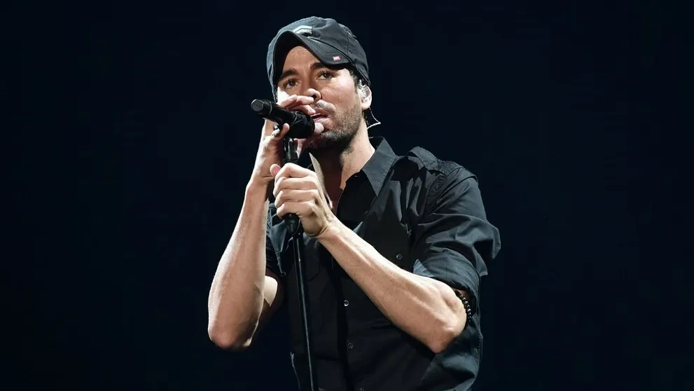 Enrique Iglesias zverejnil video s dámou na kolenách. Jeho polovička to nie je!