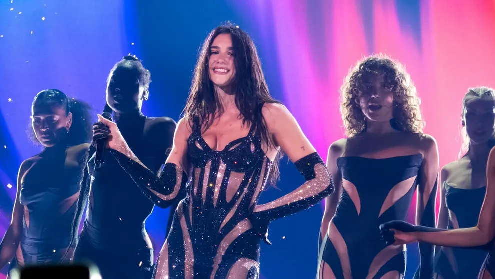 Koľko ľudí bolo na turné Dua Lipy? Číslo ukázala na kalkulačke
