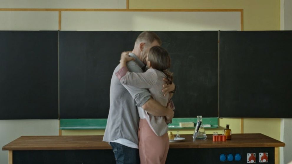 Svoju lásku viac neskrývajú: Klaudia sa vrhla na Sama pred celou triedou