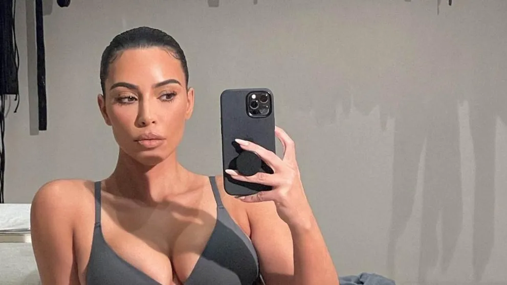 Kim Kardashian vysmiali: Podľa ľudí sa tak upravila, až jej zmizol pupok