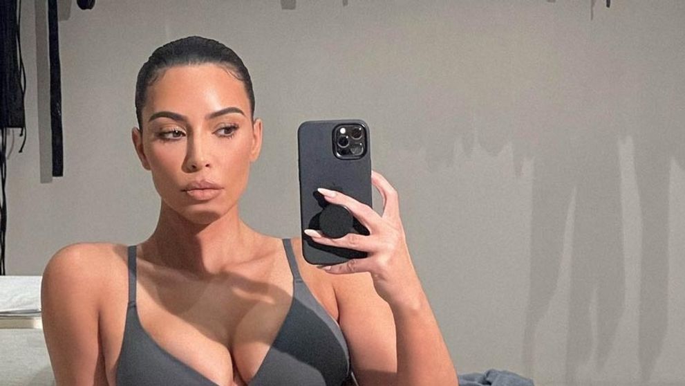 Kim Kardashian vysmiali: Podľa ľudí sa tak upravila, až jej zmizol pupok