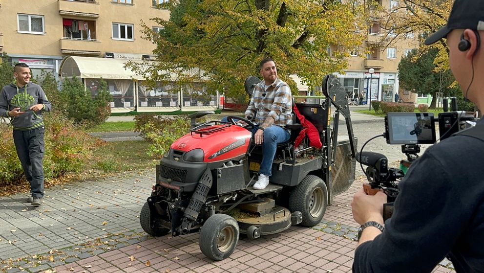 Bláznivý jazdec bez hlavy: Šéfkuchár z Na nože osedlal kosačku!