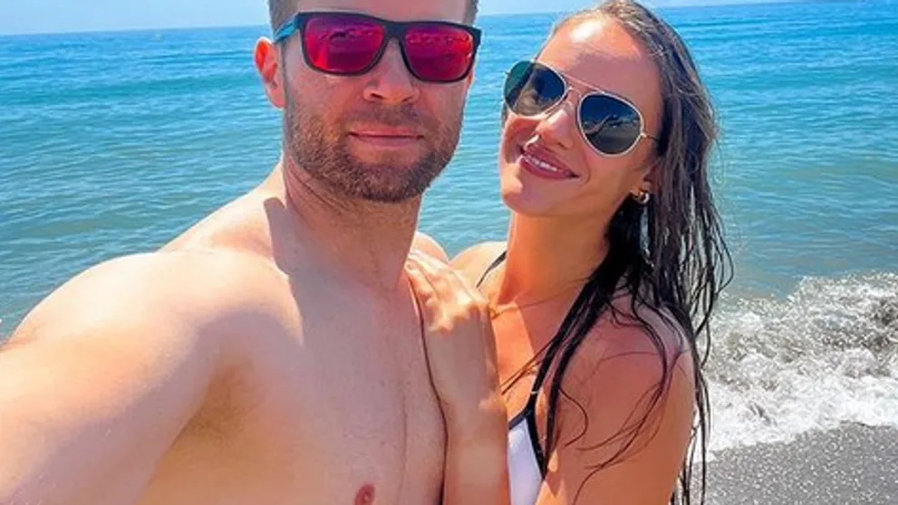 Tomáš Bezdeda po boku sexy frajerky: Užívajú si dovolenku