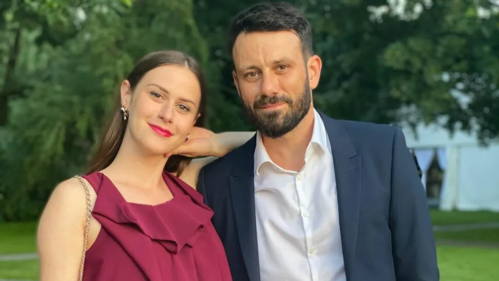 Manželka Roba Jakaba si vyskúša jeho starý džob: Konečne vie, kam celé roky chodil