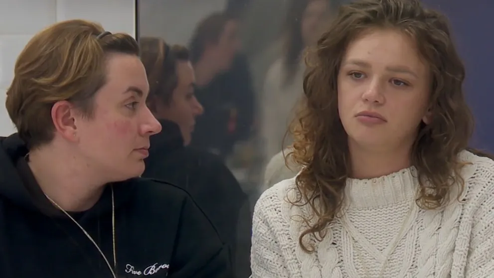 Chcela ju rozsekať sekerou. Katrin popísala, ako ju napadla vlastná matka