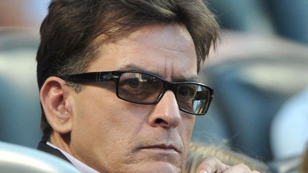 Médiá majú video, na ktorom Charlie Sheen orálne uspokojuje muža!