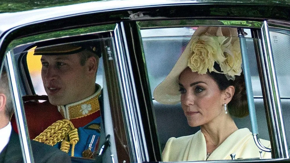 Vážna nehoda pri prevoze Kate a Williama. Kráľovská rodina je zdrvená