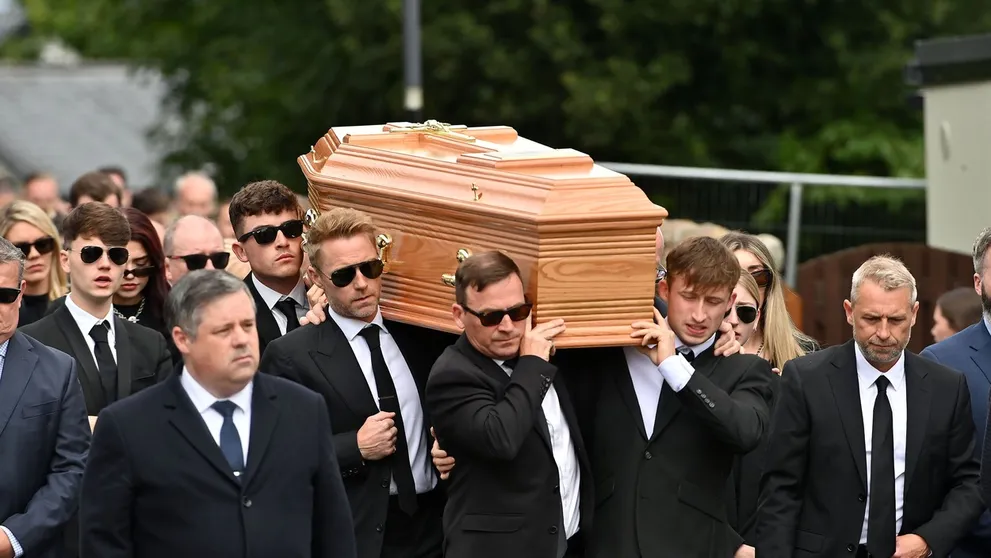 Zábery, ktoré trhajú srdce: Spevák niesol rakvu svojho zosnulého brata