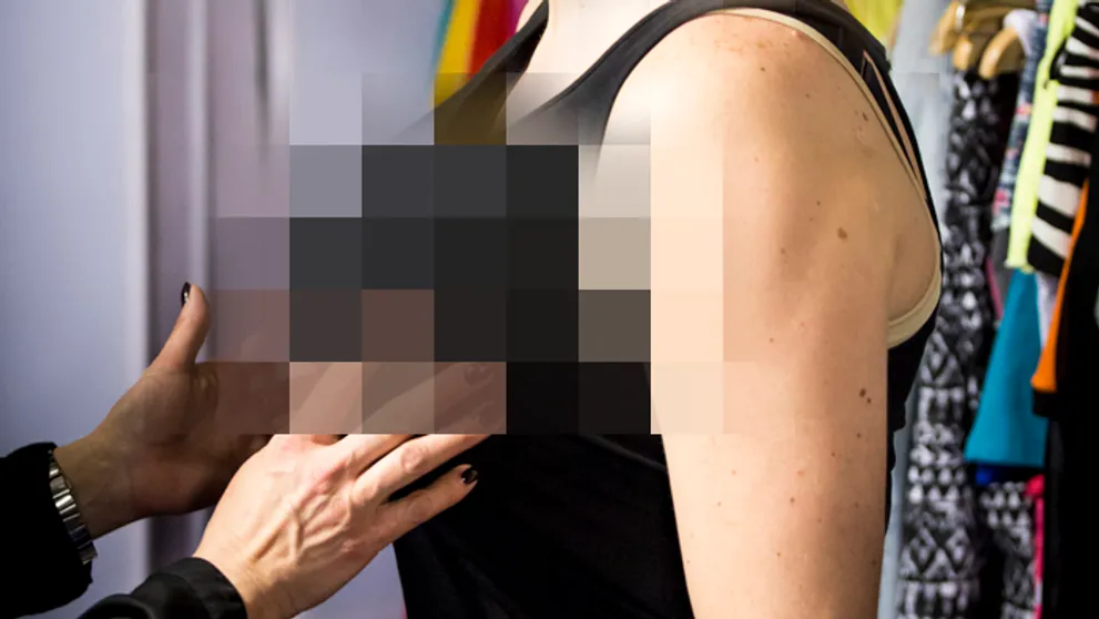Najpikantnejšie foto zo zákulisia šou: Speváčke presvitali bradavky!