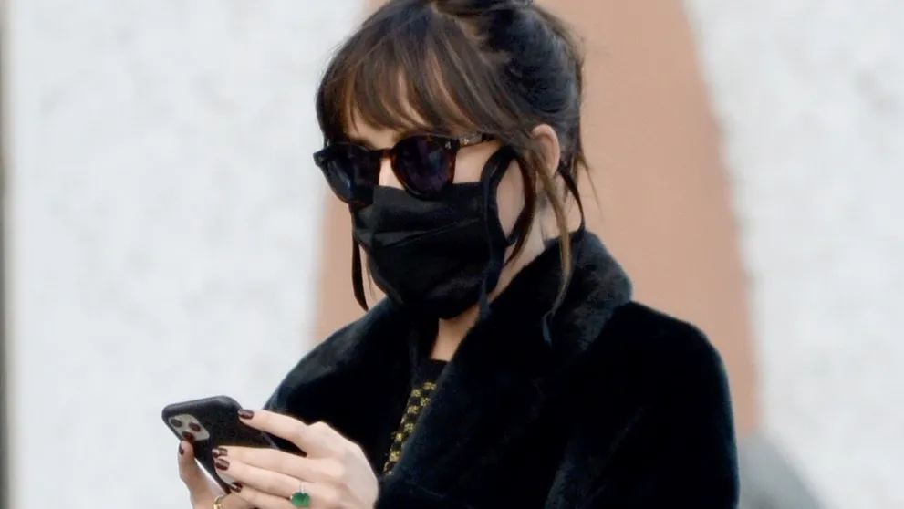 Dakota Johnson do bieleho? Stačilo málo a začalo sa špekulovať vo veľkom