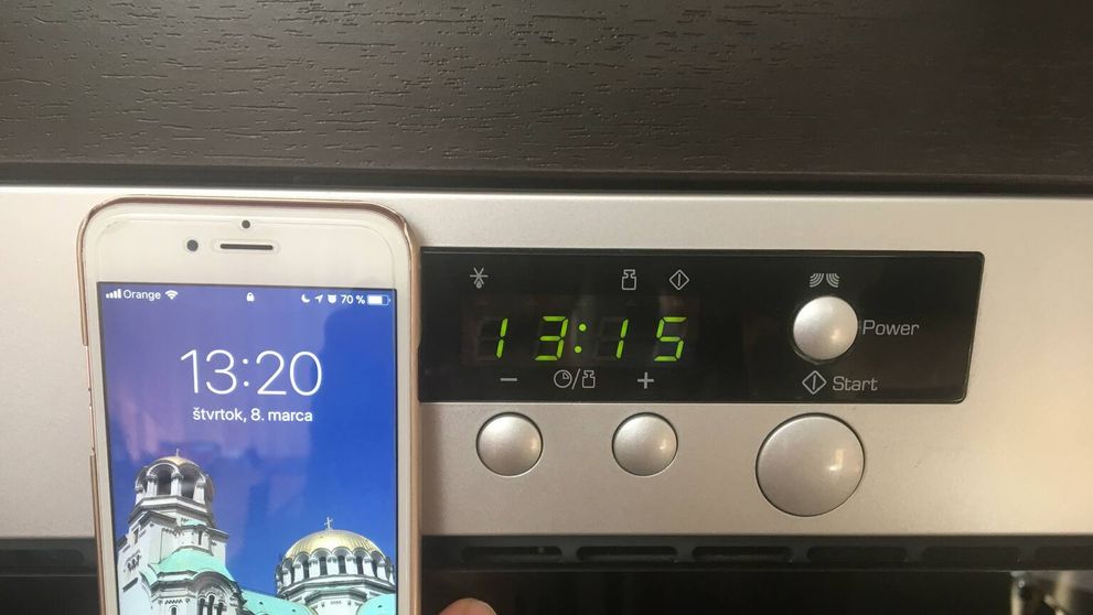 Hodiny na spotrebičoch Slovákov odrazu niekoľko minút meškajú. Dôvod je prekvapivý