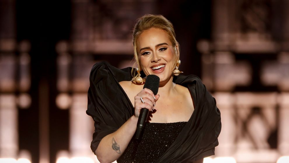 Adele ukázala zásnubný prsteň!