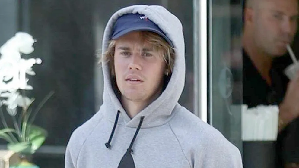 Justin Bieber po boku blonďavej modelky. Od Seleny má na kilometre ďaleko