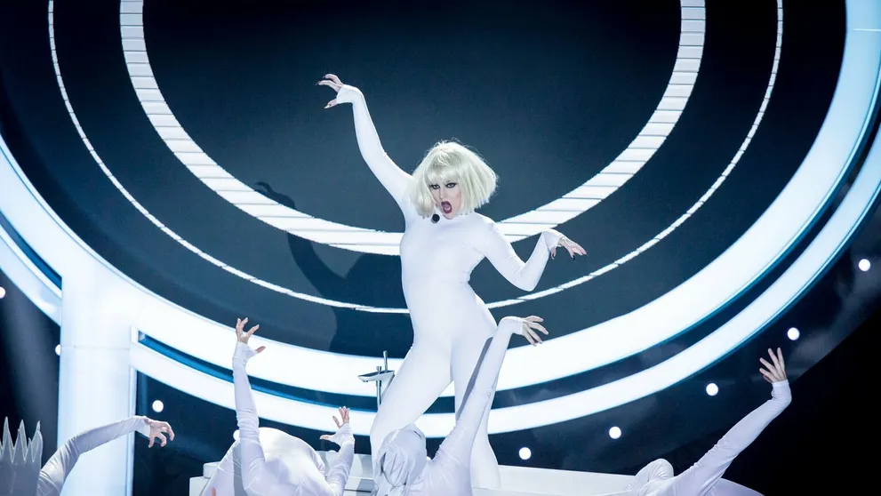 Švidraňová ako Gaga. Úžasný hlas a sexy postavička v obtiahnutom kostýme!