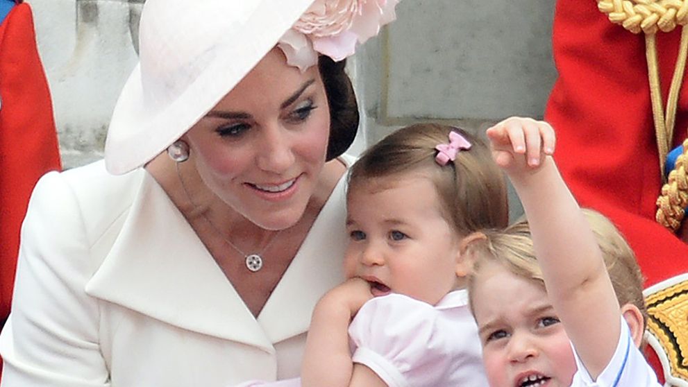 Nádherné princezné v ružovom. Kate Middleton v náručí s malou Charlotte