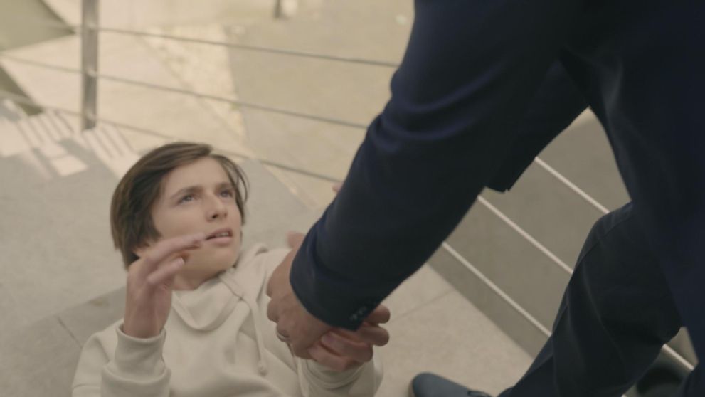 Tomi skončí po hádke s Jakubom na zemi