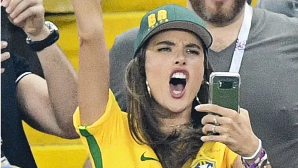 A vraj ženy futbalu nerozumejú. Alessandra Ambrosio si na šampionáte išla hrdlo vykričať