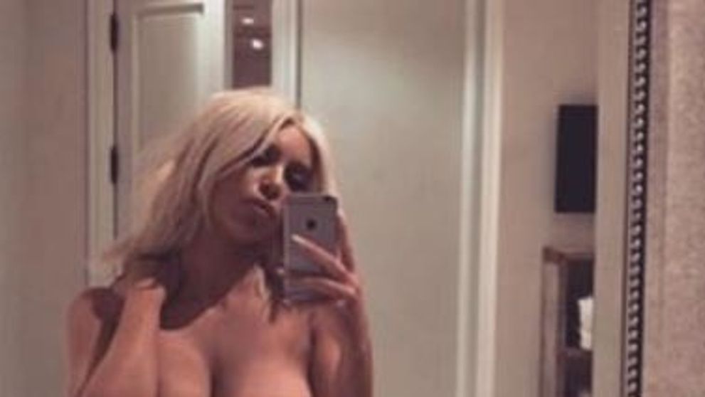 Najznámejšia Kardashianka je opäť blond - a tentoraz aj úplne nahá!