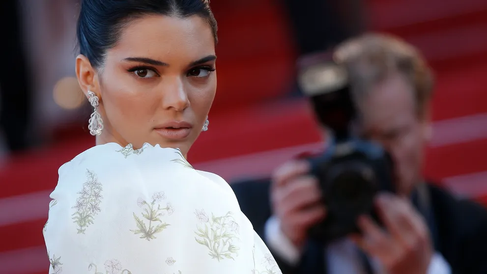 Do Cannes prišla Kendal Jenner. V týchto šatách strhla všetku pozornosť