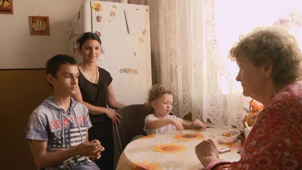 Martine zomrela mama, musí sa postarať o mladšieho brata. 