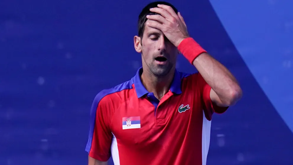 Djokovičovi hrozí neúčasť na treťom grandslamovom turnaji, tvrdia britské médiá