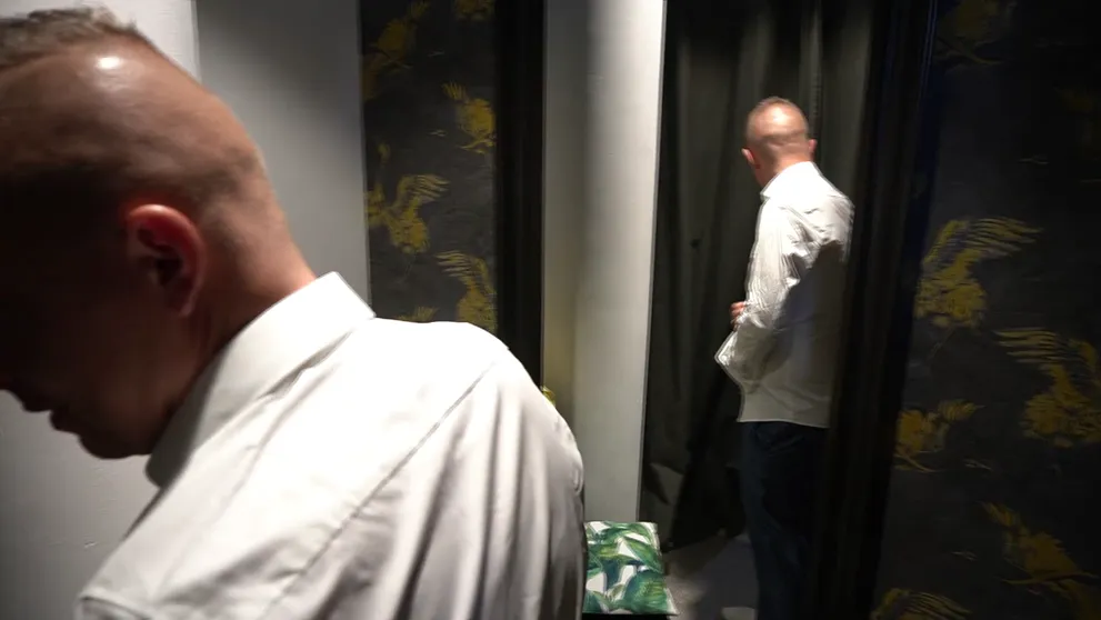 Trápny moment pri výbere obleku. Jožo dostal do kolien aj kamarátov