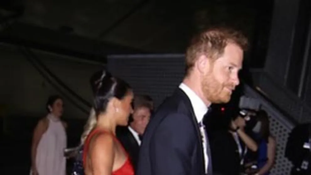 Meghan v hriešne drahom outfite: Hlboký výstrih a rozparok až po stehná