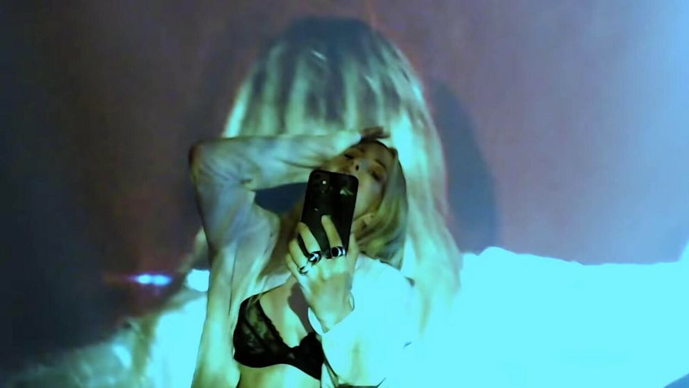 Sexy ako nikdy predtým! Ellie Goulding odhodila svoje zábrany v novom videoklipe