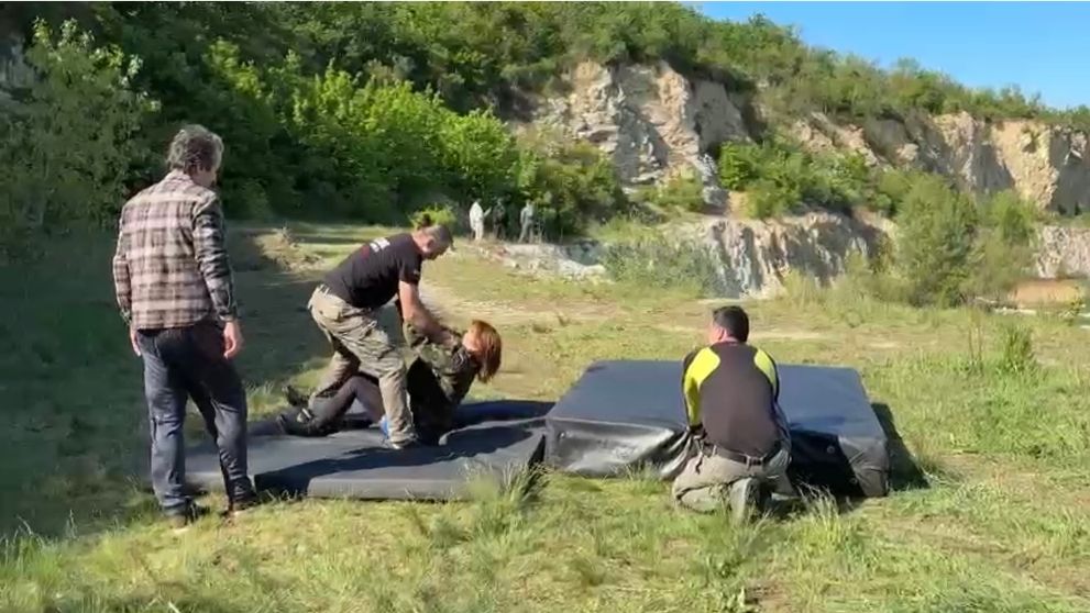 Exkluzívne zábery: Takto sa natáčala scéna vraždy Denisa V zovretí