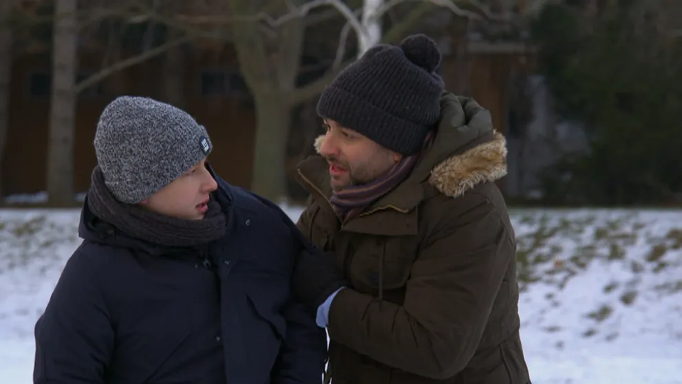 Marek prepadne Dominika v parku. Chudák chlapec!
