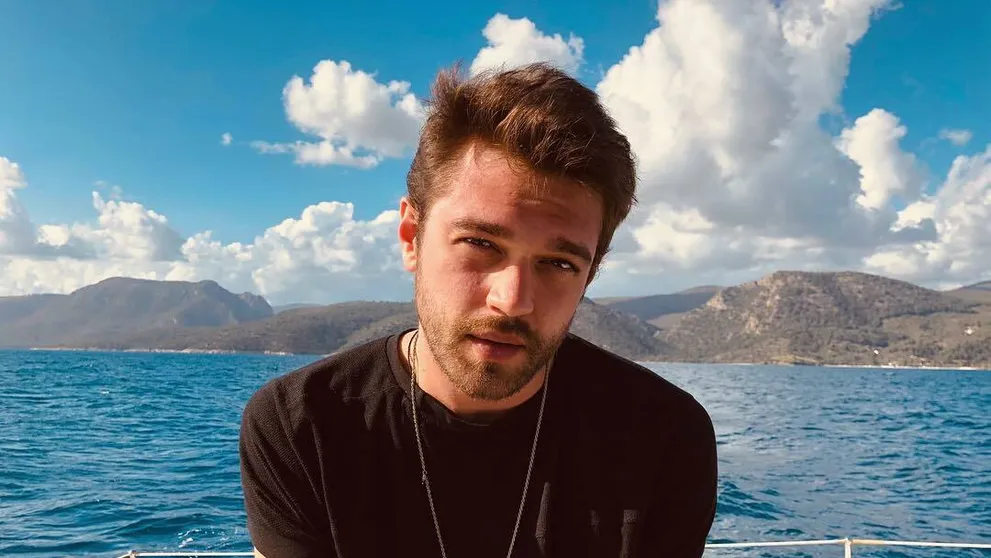 Fešák zo Sladkej pomsty už nie je sám: Táto kráska si ho získala