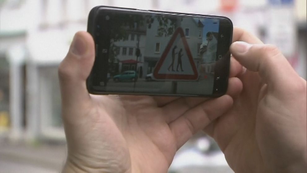 Nová dopravná značka pre chodcov so smartfónmi: Niekde zaviedli aj pokuty