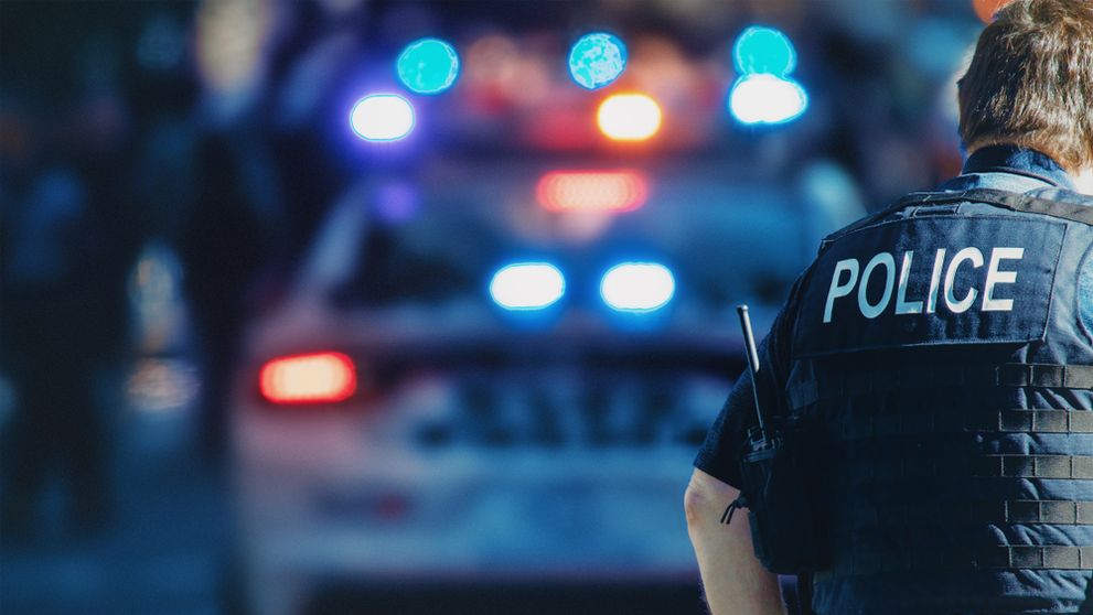 Pre selfie prišiel o prácu. V Británii prepustili policaja, ktorí sa fotil na mieste vraždy