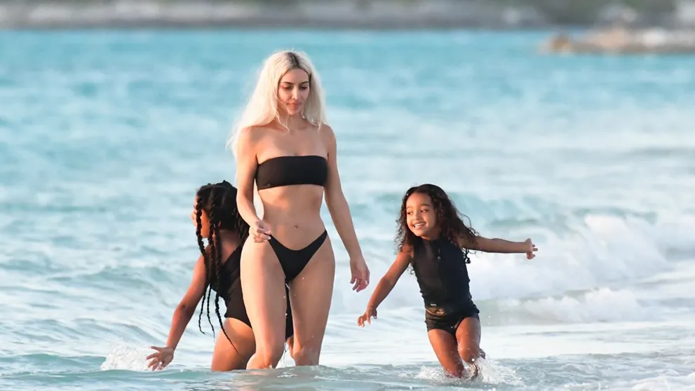 Kim Kardashian trpí pre krásu. Fanúšikom ukázala brucho hneď po bolestivom zákroku
