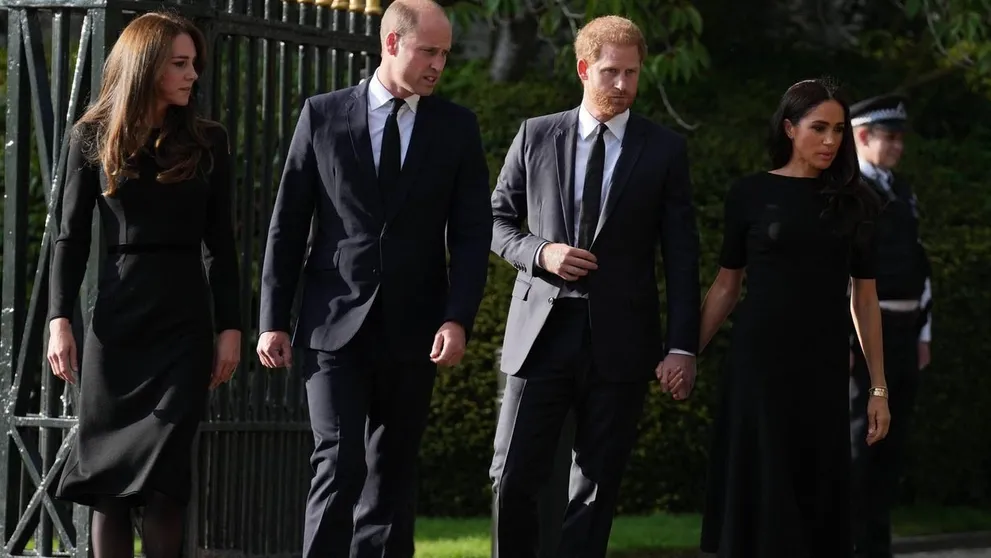 Veľký moment! Princ William a princ Harry spolu s manželkami vzdali hold kráľovnej