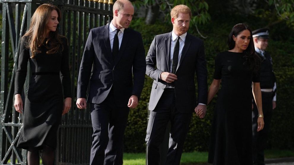 Veľký moment! Princ William a princ Harry spolu s manželkami vzdali hold kráľovnej