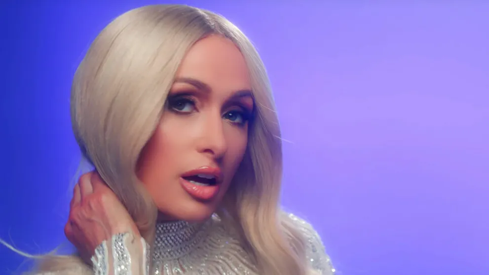 Paris Hilton znova spieva. Nič horšie ste už dlho nepočuli