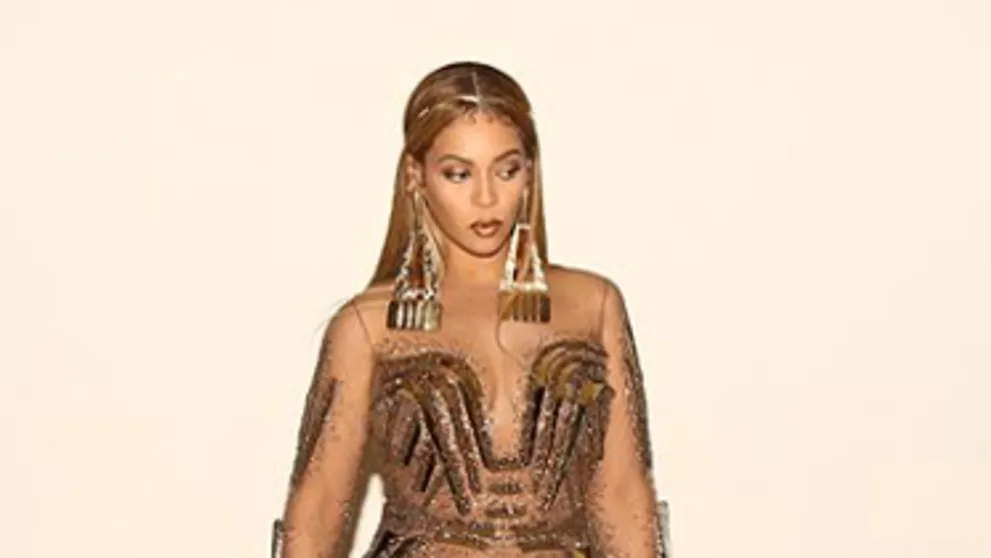 Beyoncé v šatách, ktoré by si iná žena neobliekla. Šťastie, že sa nezranila