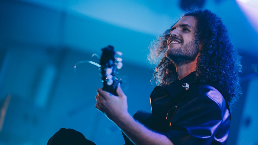 Gitarista Dávid Bílek odpálil turné v Banskej Bystrici: vypredaná sála, ruža pre fanúšičku a košeľa letiaca do davu!
