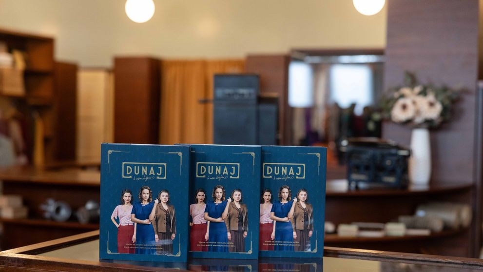 Unikátna kniha o seriálovom fenoméne Dunaj, k vašim službám je na svete: Odhaľuje zákulisie a prináša 272 strán exkluzívnych spomienok