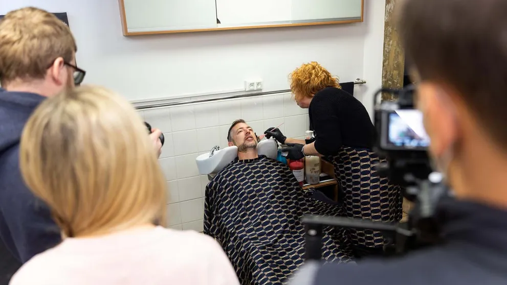 Utajený šéf je späť: Prestrojenie si ako prvý vyskúša tento muž