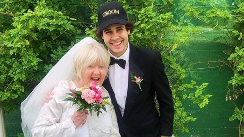Slovenský youtuber si vzal kamarátovu mamu (75). Mesiac po svadbe sa rozvádzajú