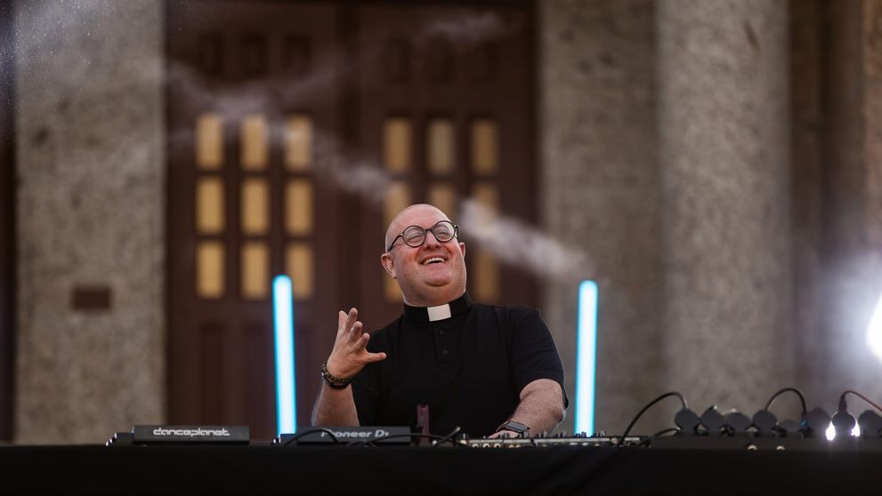 Kňaz a DJ Padre Guilherme odohrá koncert v Košiciach pred Dómom sv. Alžbety
