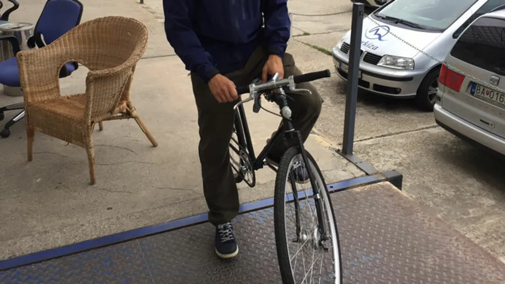 Neuveríte, ktorý fešák z Búrlivého vína chodí na nakrúcanie na bicykli!