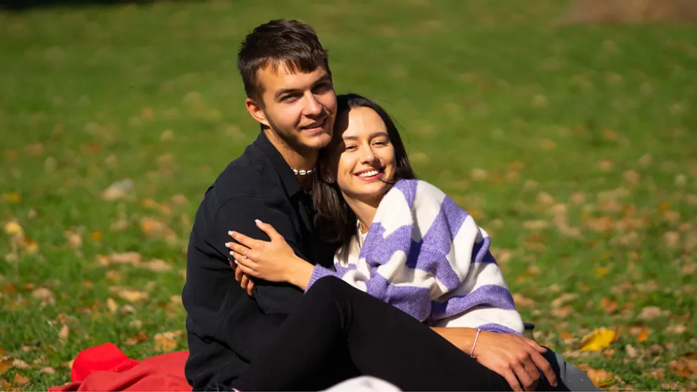 Bývalá farmárka žiari šťastím: V objatí so známym spevákom!