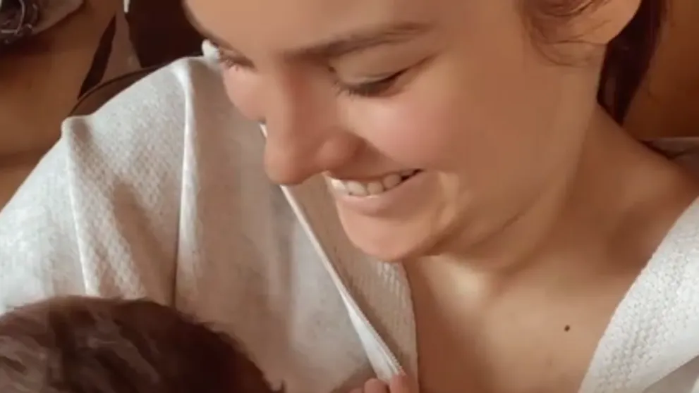 Ewa Farna sa po dlhej odmlke ozvala fanúšikom: S dcérkou v náručí